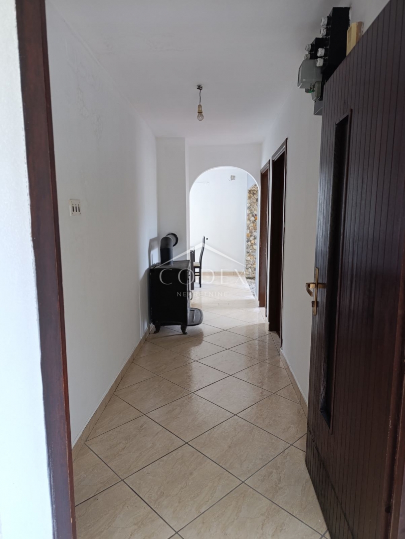 Donje Mrzlo Polje – prodaja hiše z 2 stanovanjema blizu Mrežnice