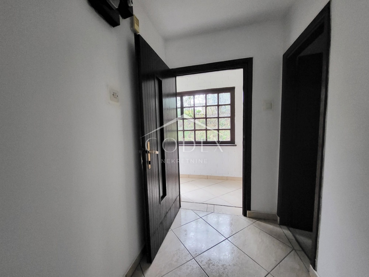 Donje Mrzlo Polje – prodaja hiše z 2 stanovanjema blizu Mrežnice