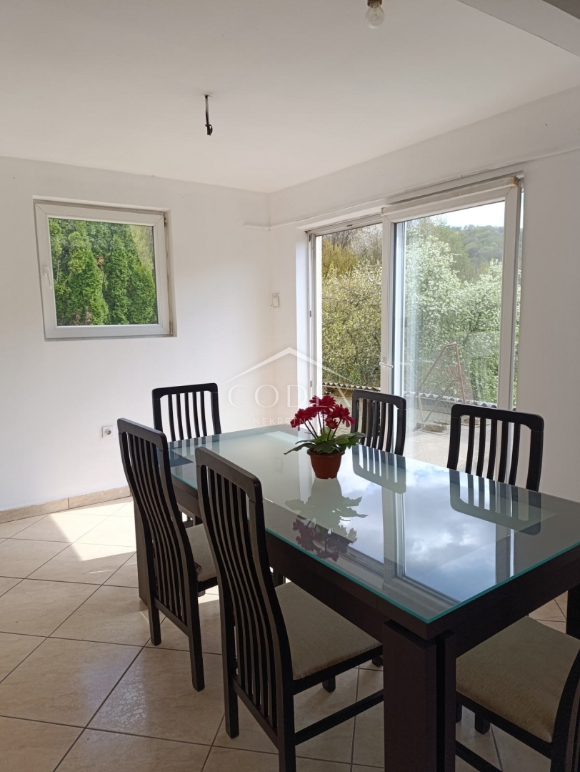 Donje Mrzlo Polje – prodaja hiše z 2 stanovanjema blizu Mrežnice