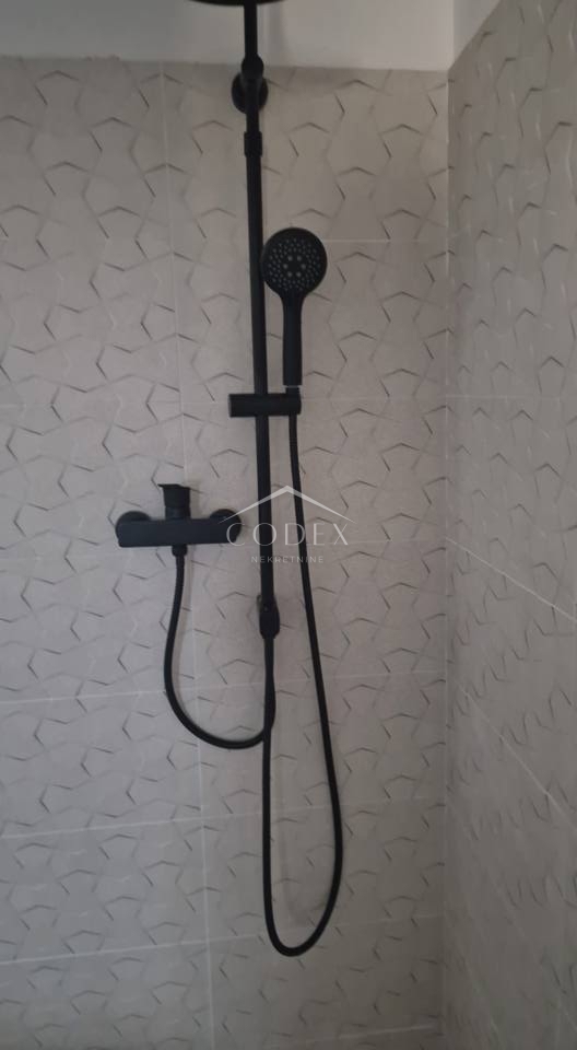 Žminj – na novo zgrajena hiša z bazenom