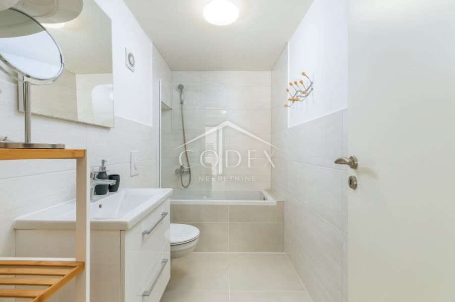 Šišan - lepa prenovljena hiša s 3 apartmaji