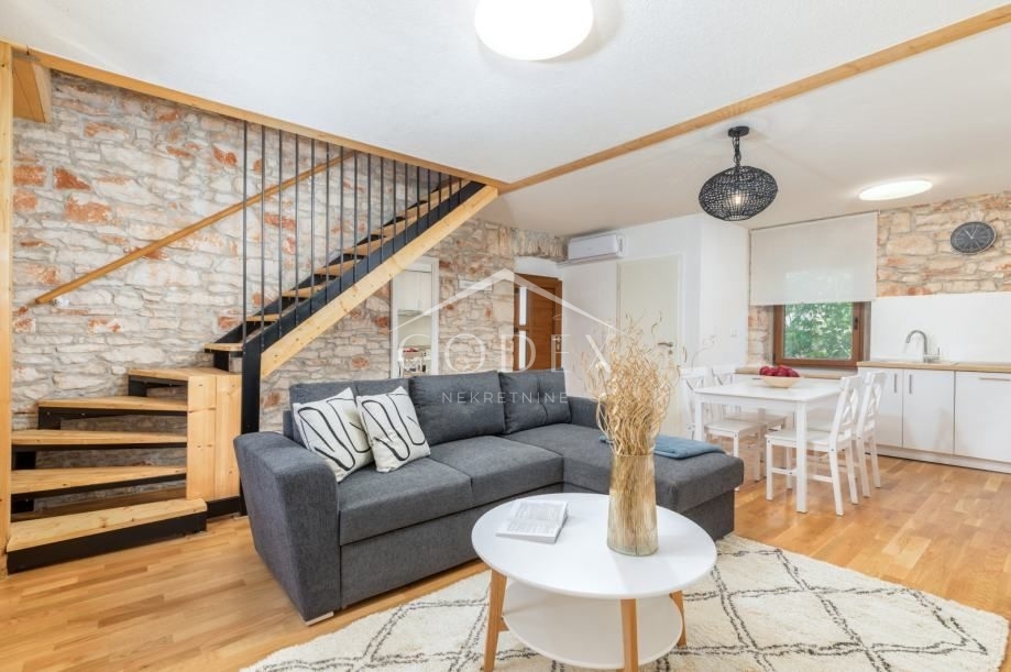 Šišan - lepa prenovljena hiša s 3 apartmaji