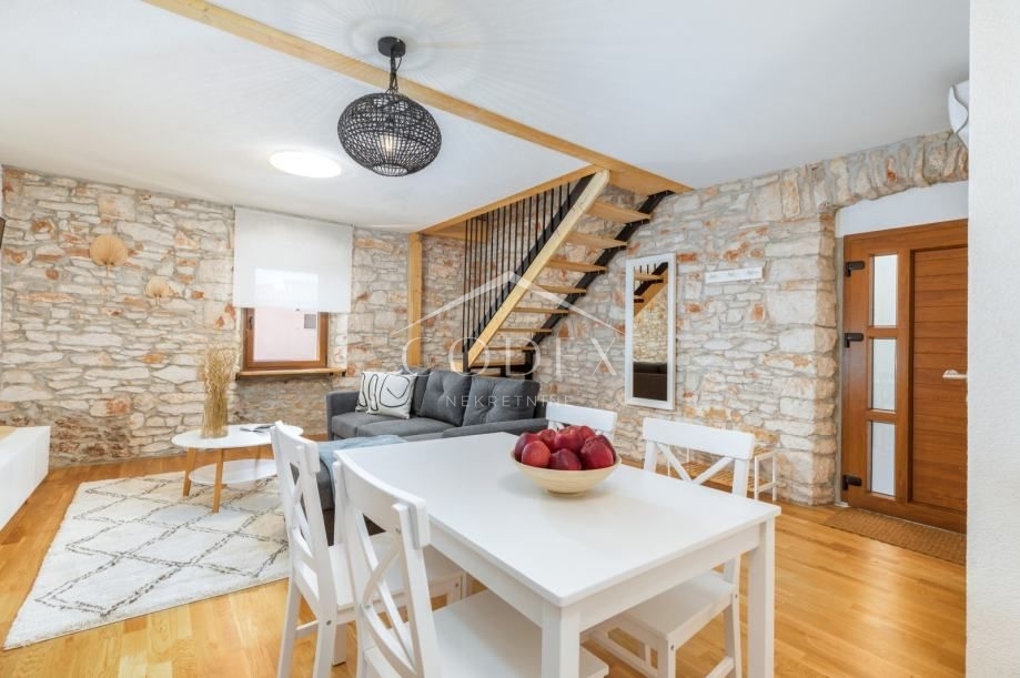 Šišan - lepa prenovljena hiša s 3 apartmaji