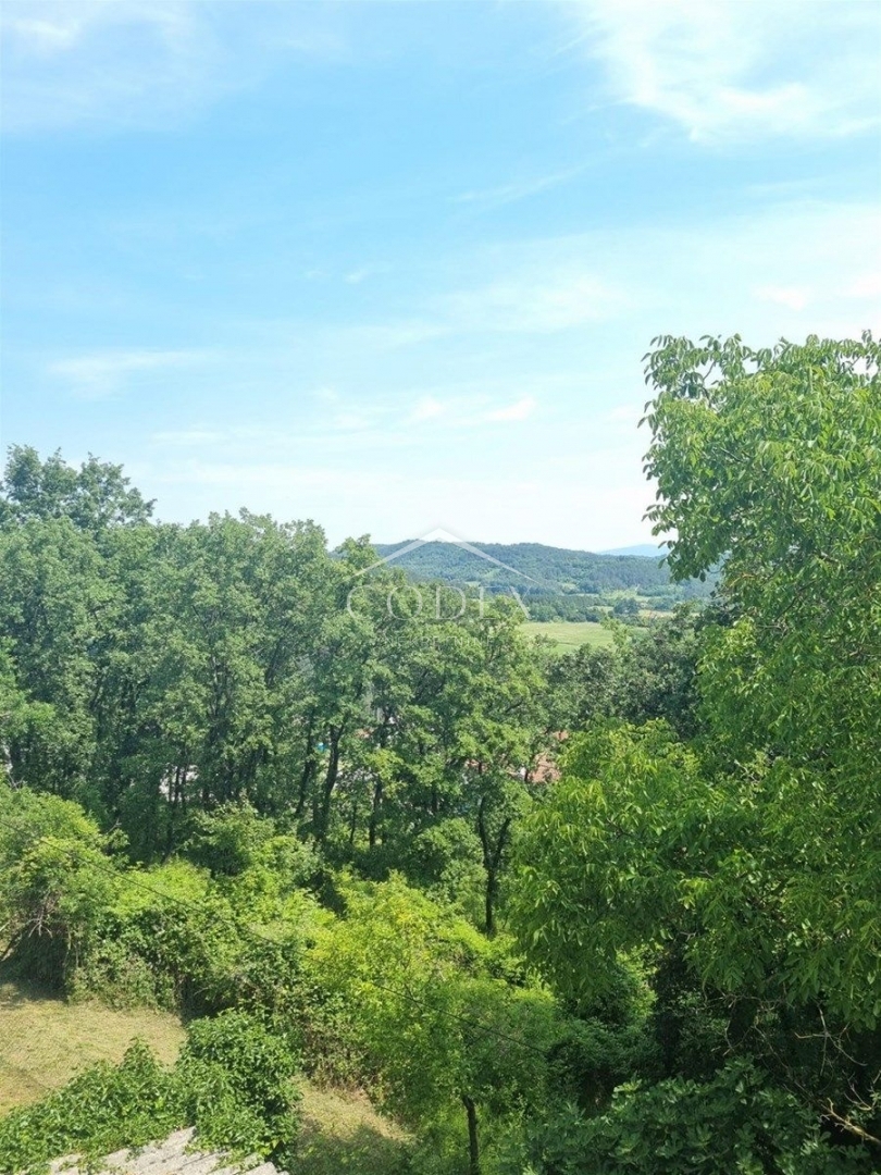 Pazin - hiša z veliko potenciala in čudovitim panoramskim razgledom!