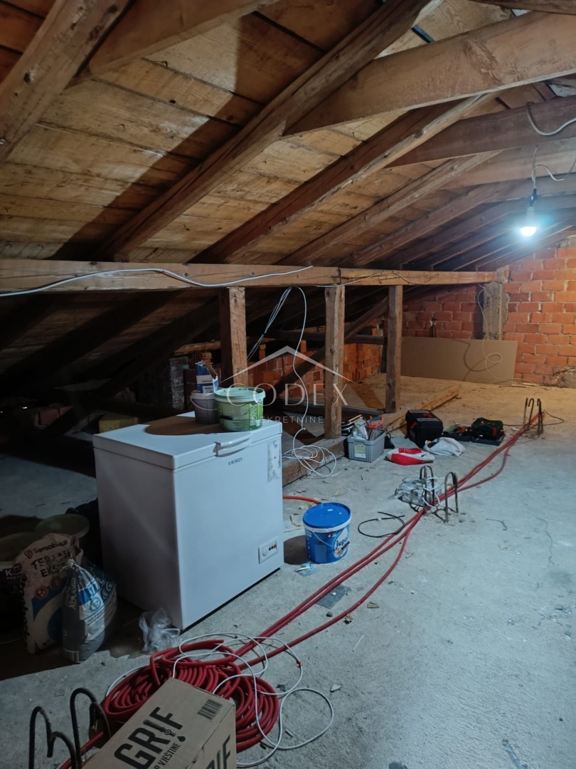 Viškovo - prodaja družinske hiše z 2 stanovanjema in neizdelanim podstrešjem