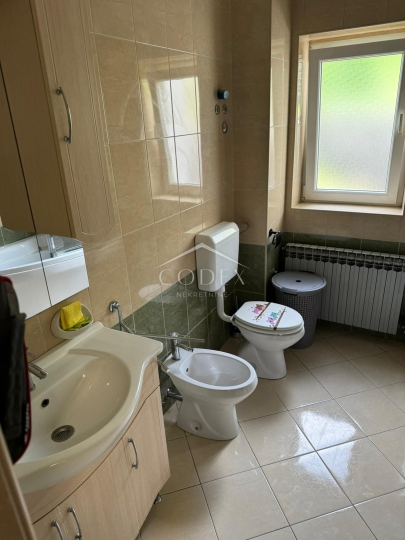 Viškovo - prodaja družinske hiše z 2 stanovanjema in neizdelanim podstrešjem