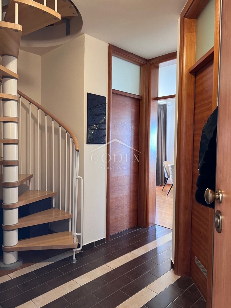 Škurinje - na prodaj lep dvoetažni apartma s pogledom na morje