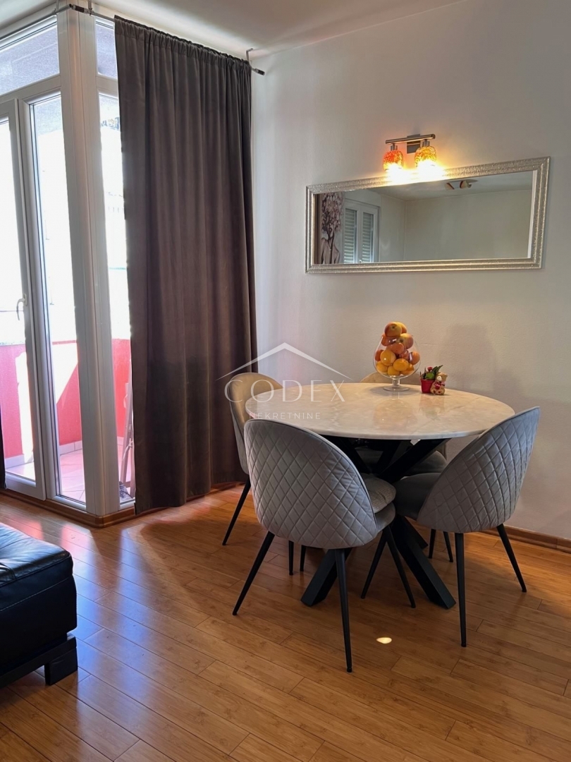 Škurinje - na prodaj lep dvoetažni apartma s pogledom na morje