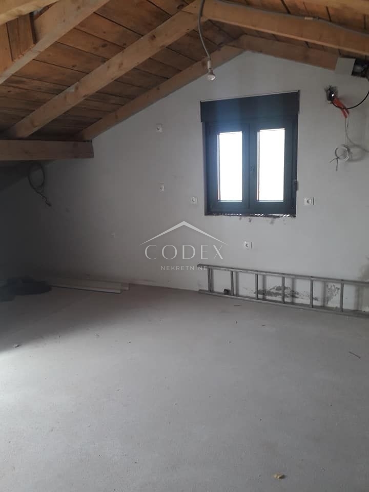 Kostrena - hiša s 5 apartmaji