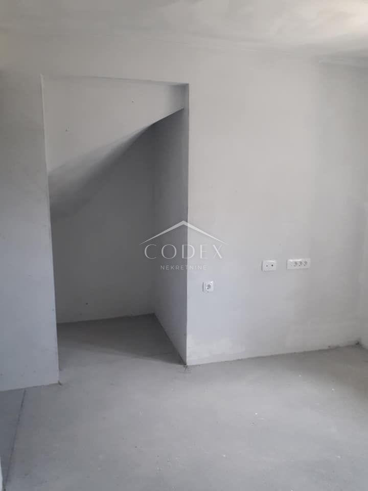 Kostrena - hiša s 5 apartmaji