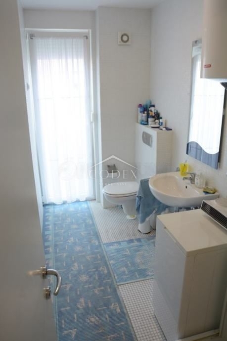 Krk - prodaja apartma v lepi vili