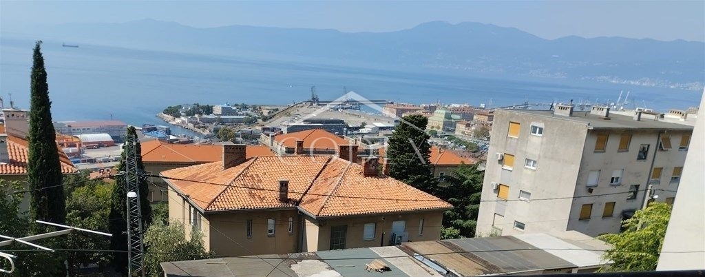 Boulevard - prodaja štirisobnega stanovanja in garsonjere