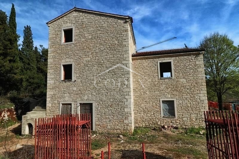 Rovinj - kamnita vila v Rohbau fazi