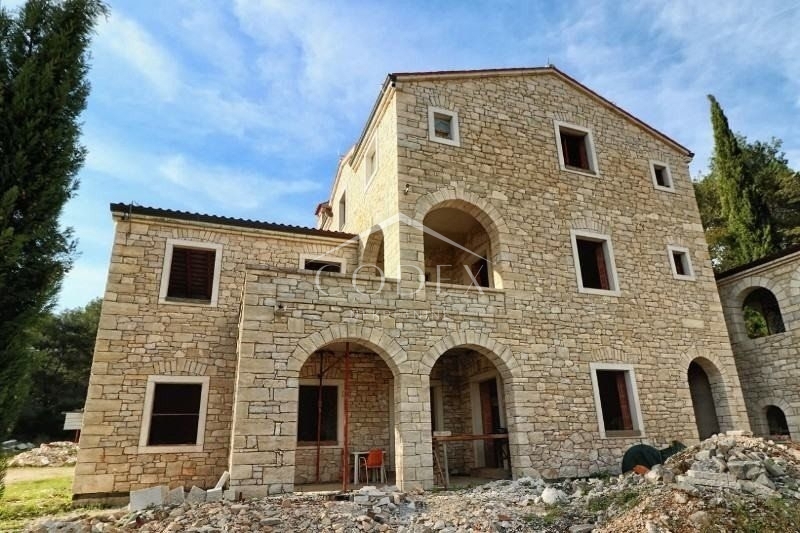 Rovinj - kamnita vila v Rohbau fazi