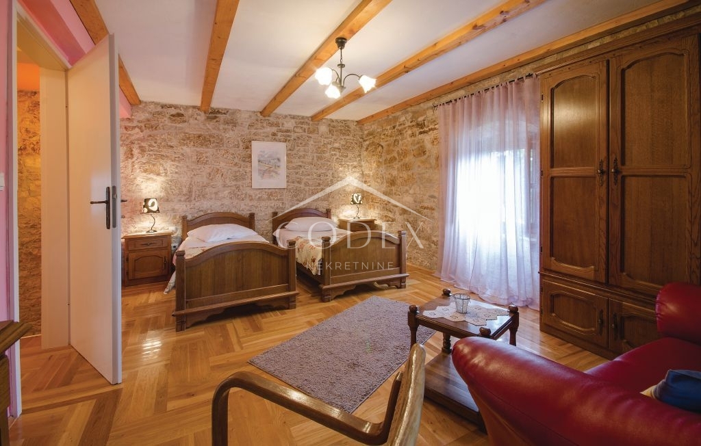 Tinjan - kamnita avtohtona vila z gradbiščem