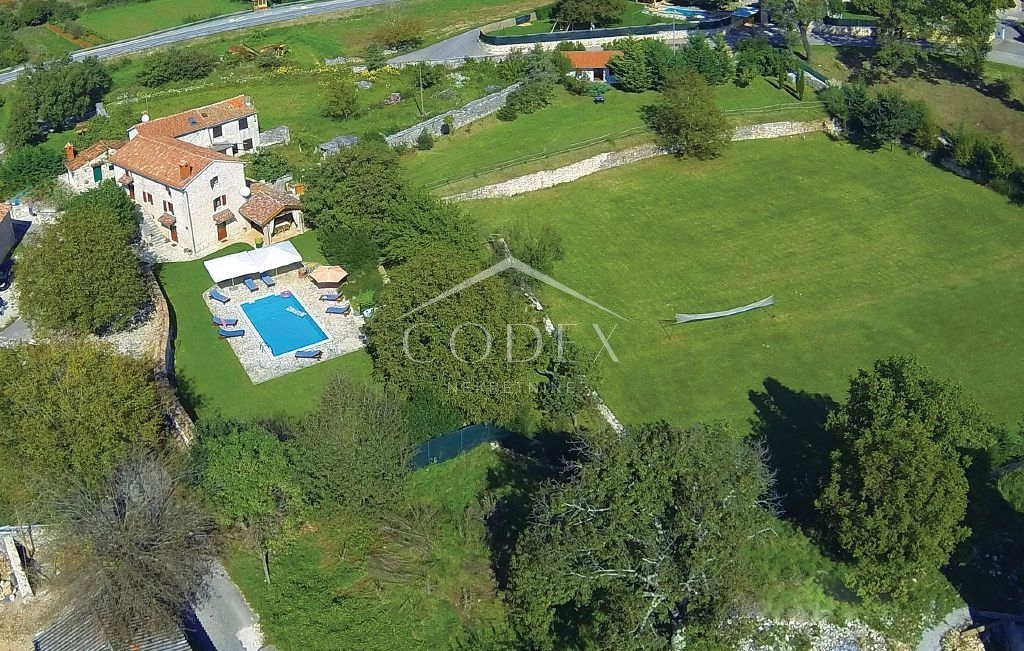 Tinjan - kamnita avtohtona vila z gradbiščem