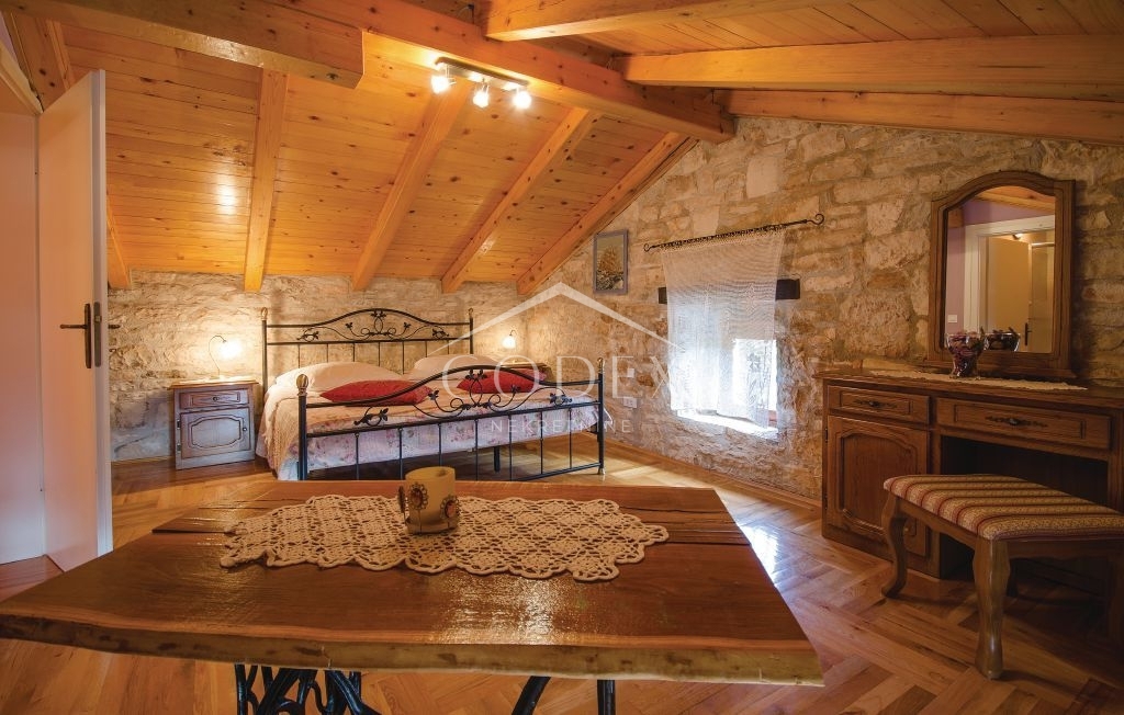 Tinjan - kamnita avtohtona vila z gradbiščem