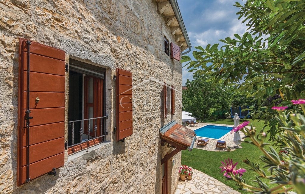 Tinjan - kamnita avtohtona vila z gradbiščem