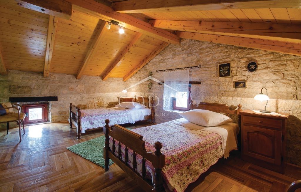 Tinjan - kamnita avtohtona vila z gradbiščem