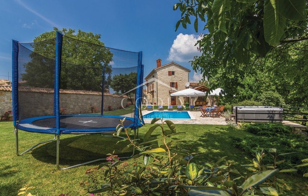 Tinjan - kamnita avtohtona vila z gradbiščem