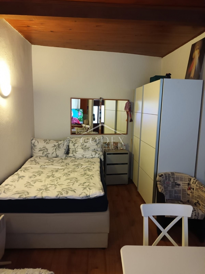 Rovinj - poslovni prostor z garsonjero