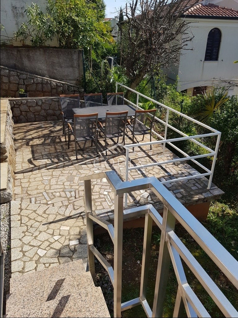 Ičići - prodaja dvosobnega apartmaja s pogledom na morje