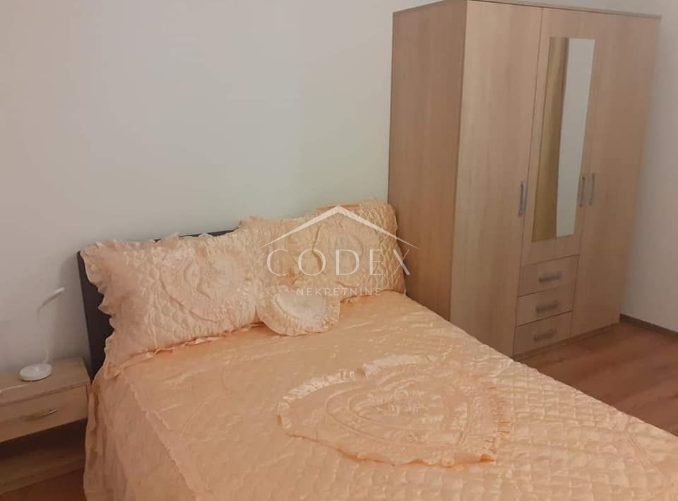Novi Vinodolski - hiša s 3 stanai in uveljavljenim turističnim najemom