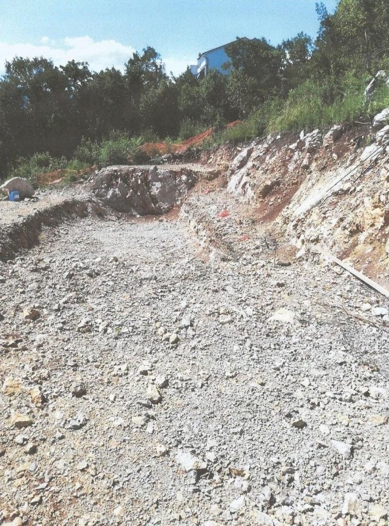 Bivio - zemljišče z gradbenim dovoljenjem za 5 stanovanj