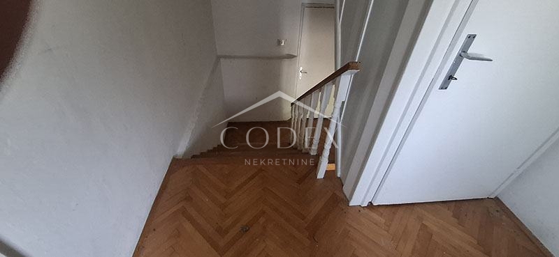 Hreljin – hiša za prenovo z velikim vrtom