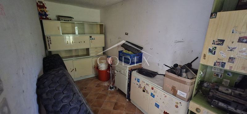 Hreljin – hiša za prenovo z velikim vrtom