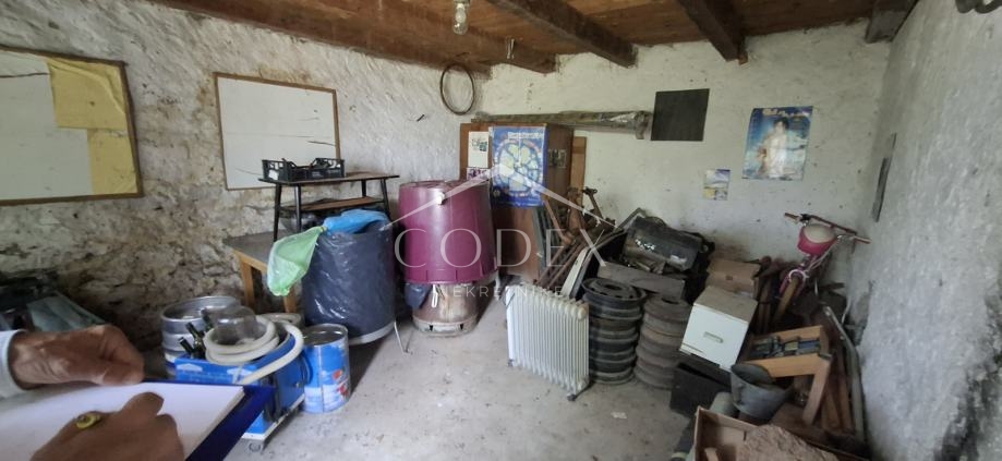 Hreljin – hiša za prenovo z velikim vrtom