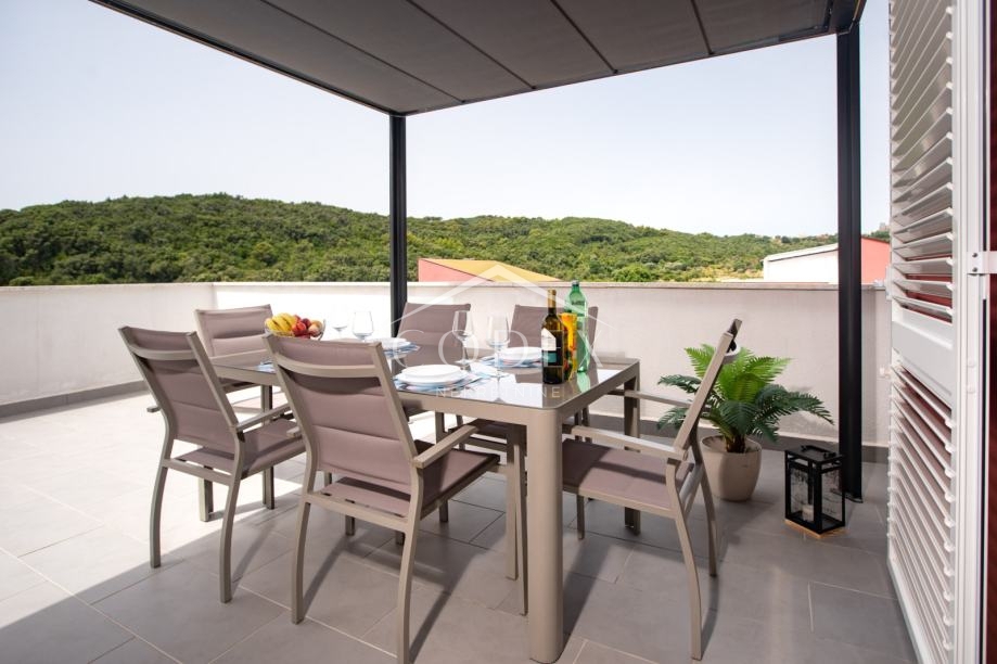 Rab - na novo prenovljeno dupleks stanovanje na dobri lokaciji