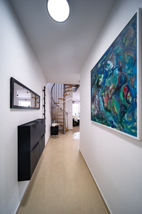 Rab - na novo prenovljeno dupleks stanovanje na dobri lokaciji