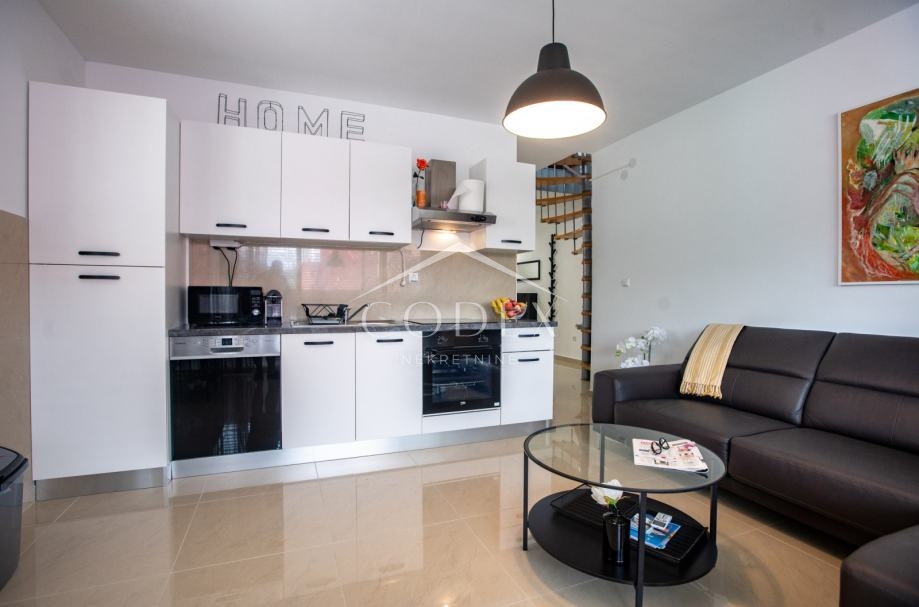 Rab - na novo prenovljeno dupleks stanovanje na dobri lokaciji