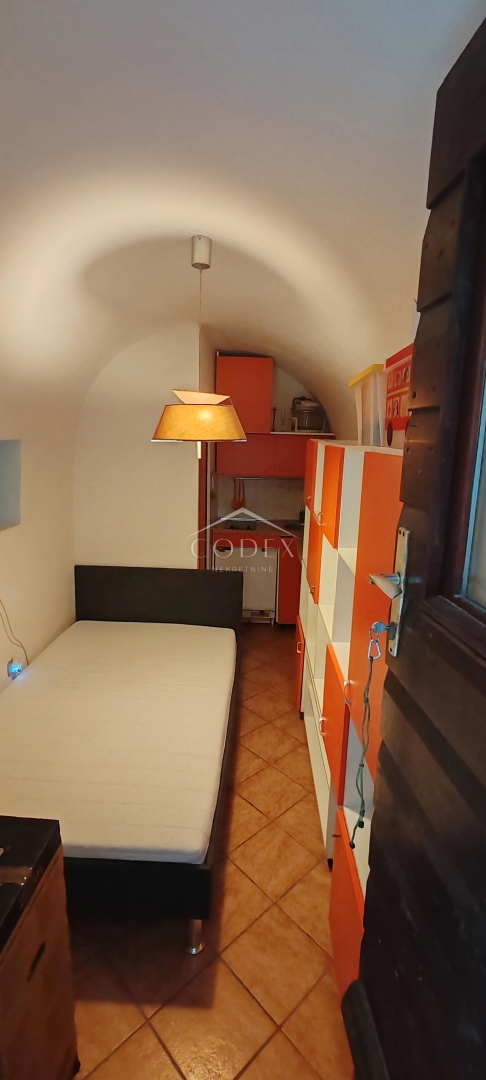 Poslovni prostor Cres, 12m2