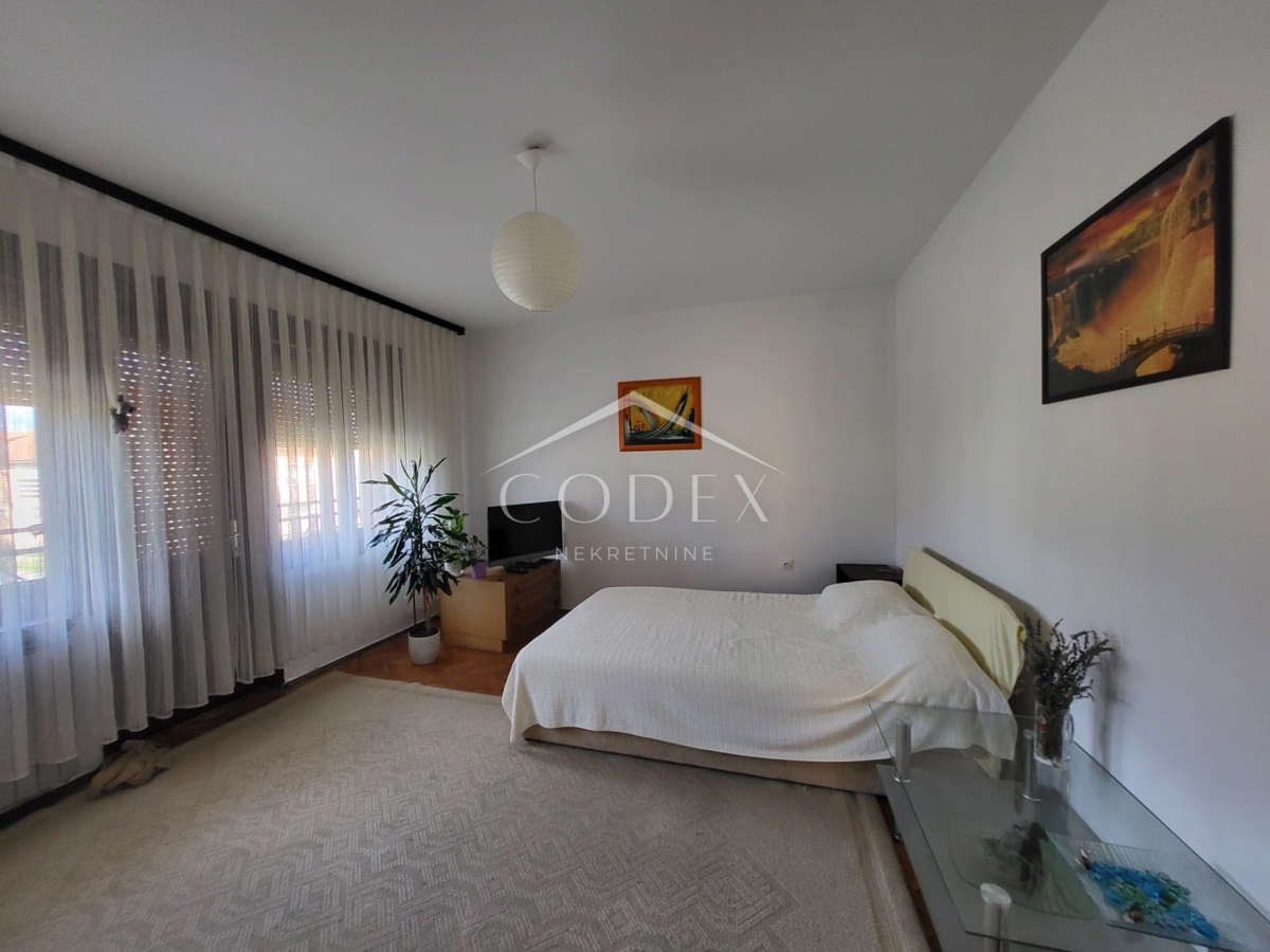 Karlovac – prodaja hiše s 3 stanovanji in veliko parcelo