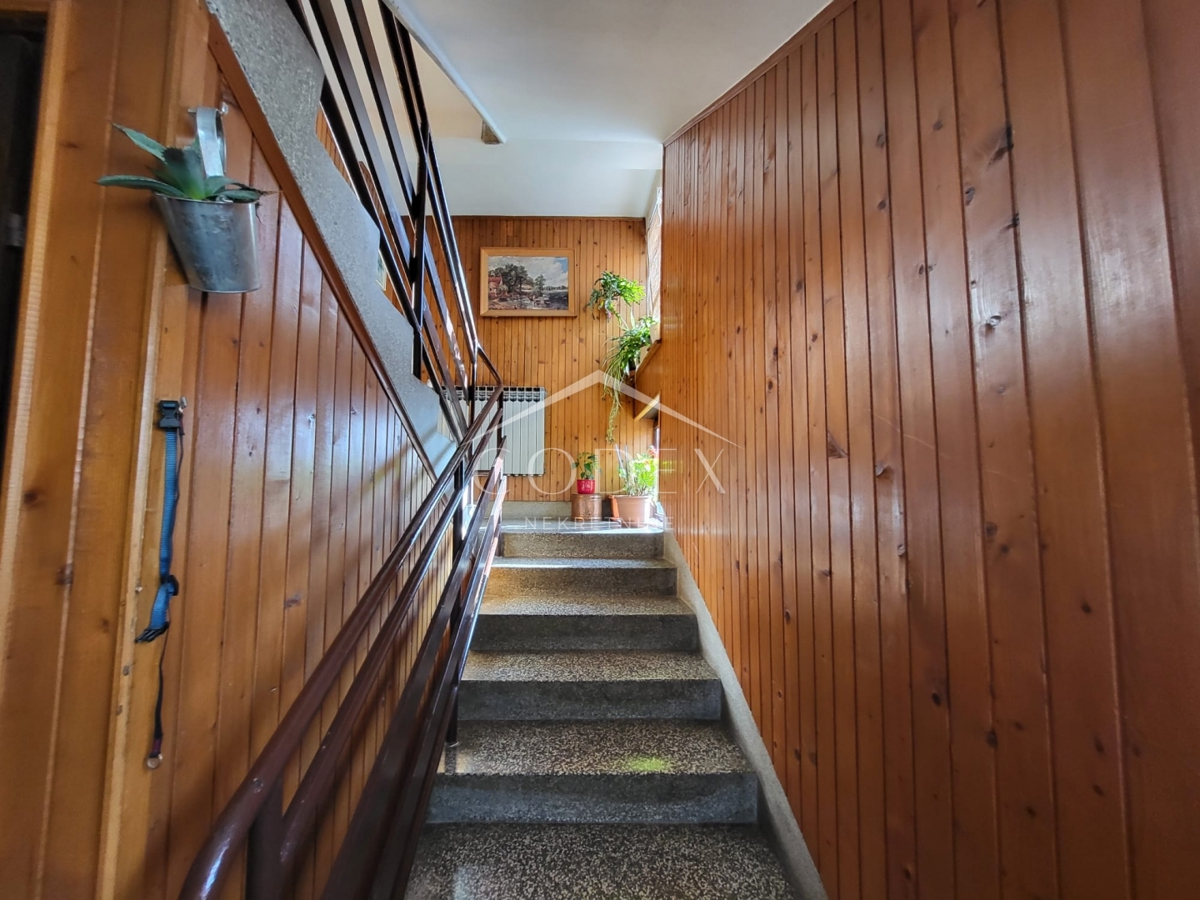 Karlovac – prodaja hiše s 3 stanovanji in veliko parcelo