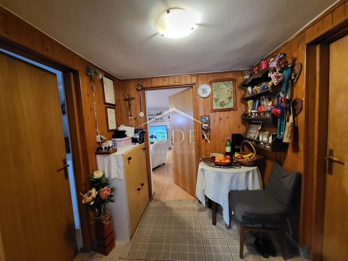 Karlovac – prodaja hiše s 3 stanovanji in veliko parcelo