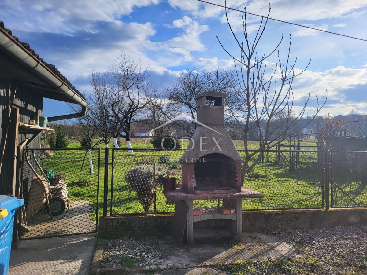 Karlovac – prodaja hiše s 3 stanovanji in veliko parcelo