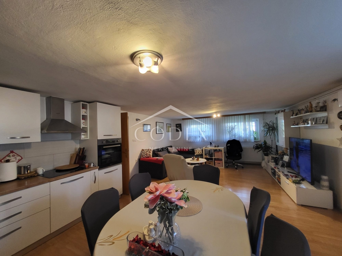 Karlovac – prodaja hiše s 3 stanovanji in veliko parcelo