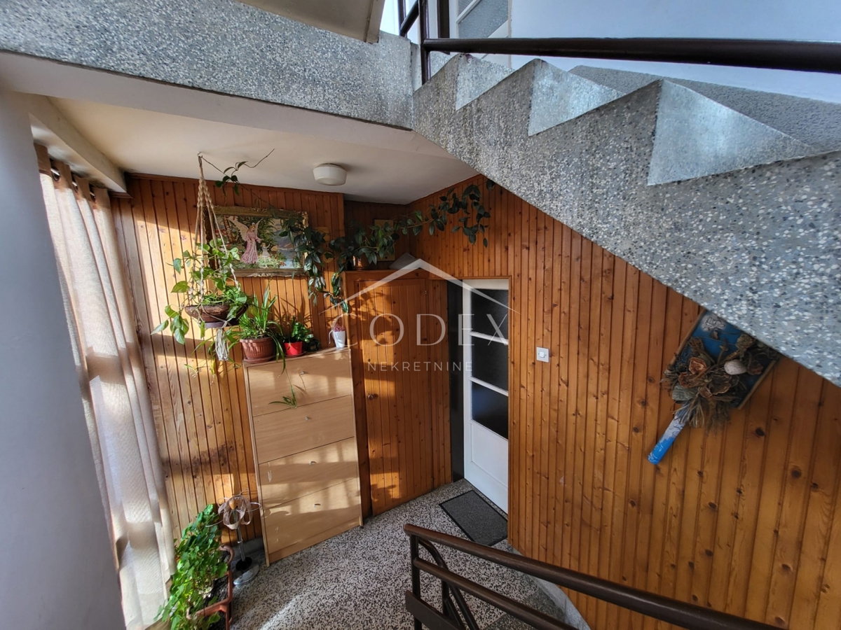 Karlovac – prodaja hiše s 3 stanovanji in veliko parcelo