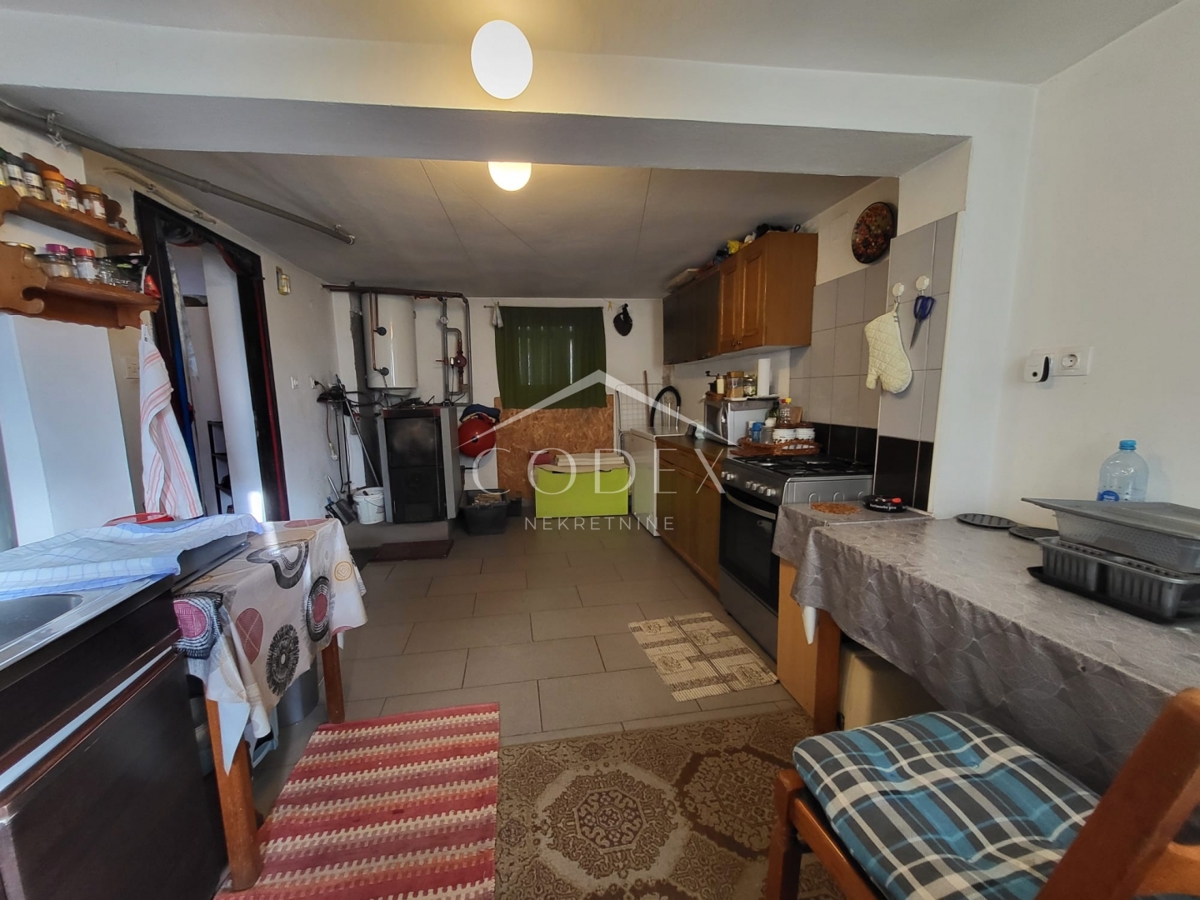 Karlovac – prodaja hiše s 3 stanovanji in veliko parcelo