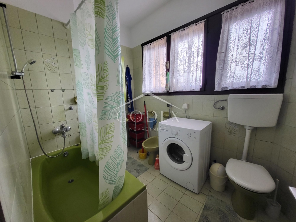 Karlovac – prodaja hiše s 3 stanovanji in veliko parcelo