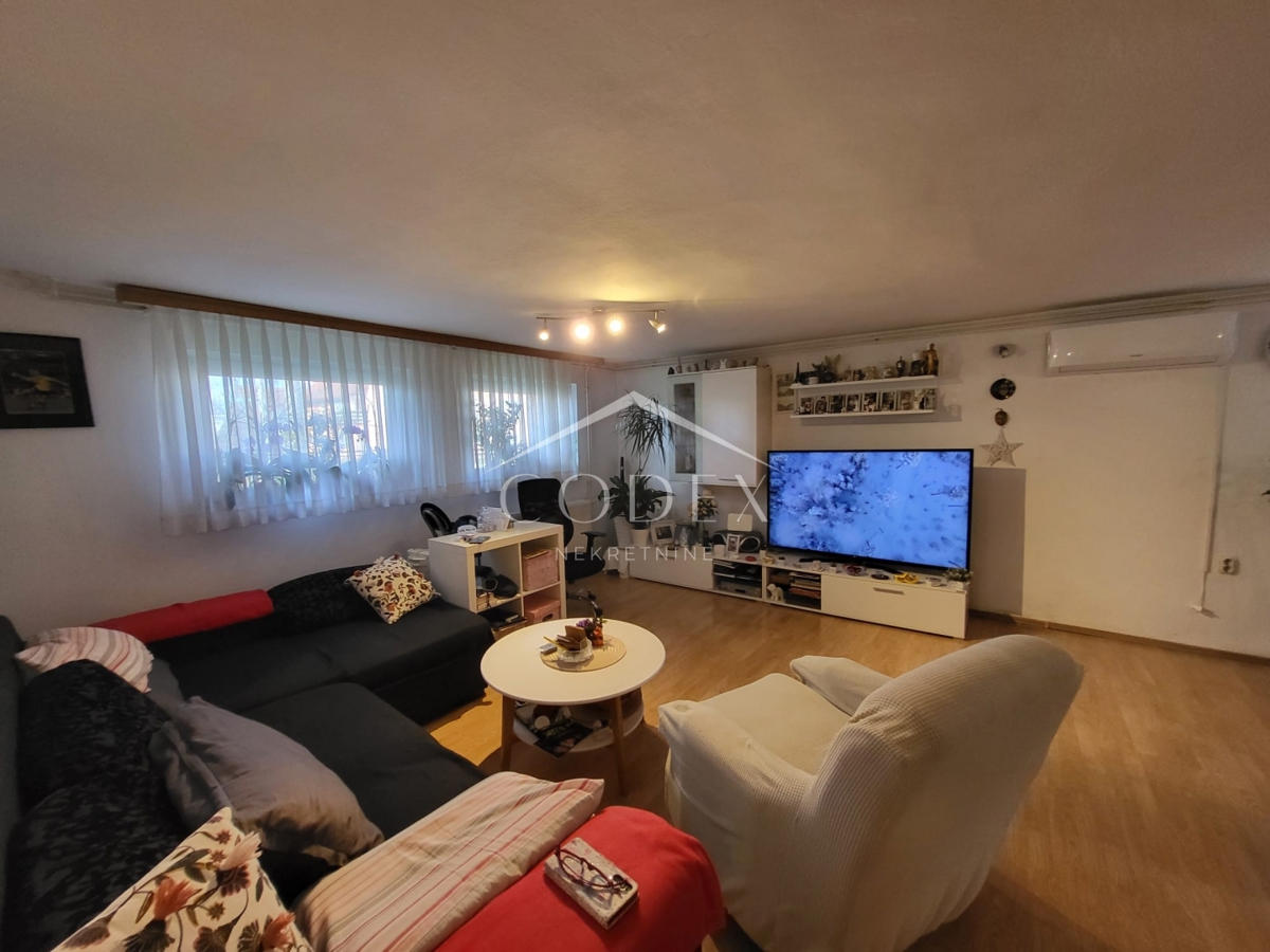 Karlovac – prodaja hiše s 3 stanovanji in veliko parcelo