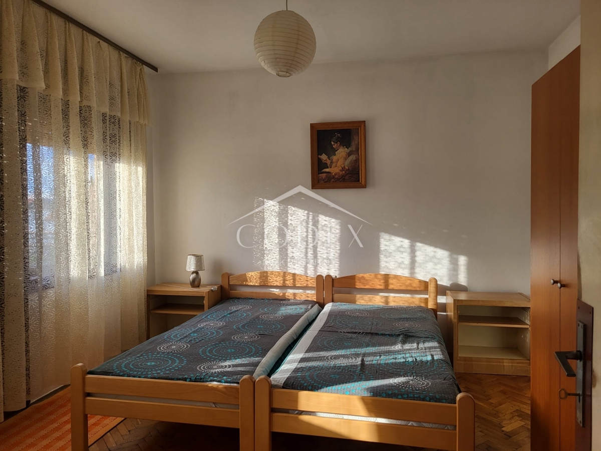 Karlovac – prodaja hiše s 3 stanovanji in veliko parcelo