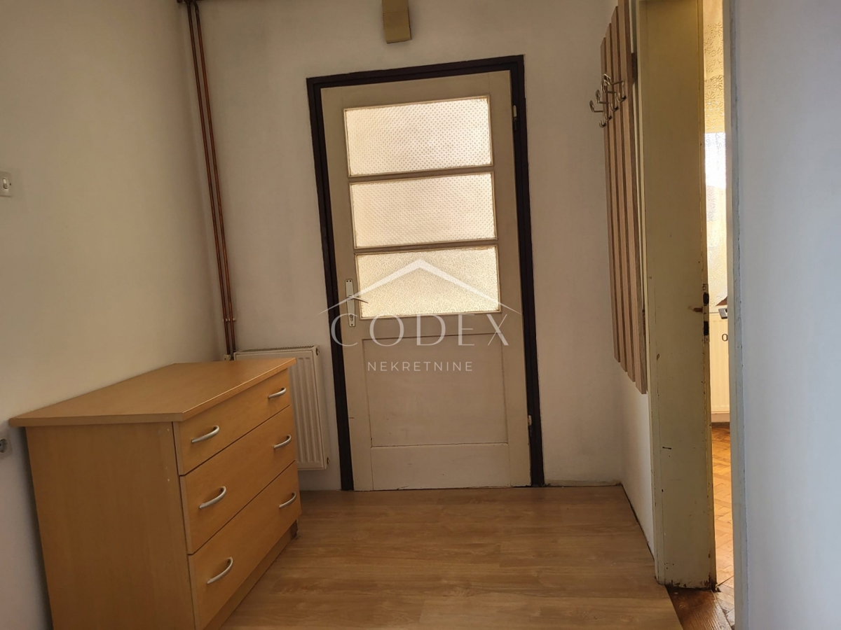 Karlovac – prodaja hiše s 3 stanovanji in veliko parcelo