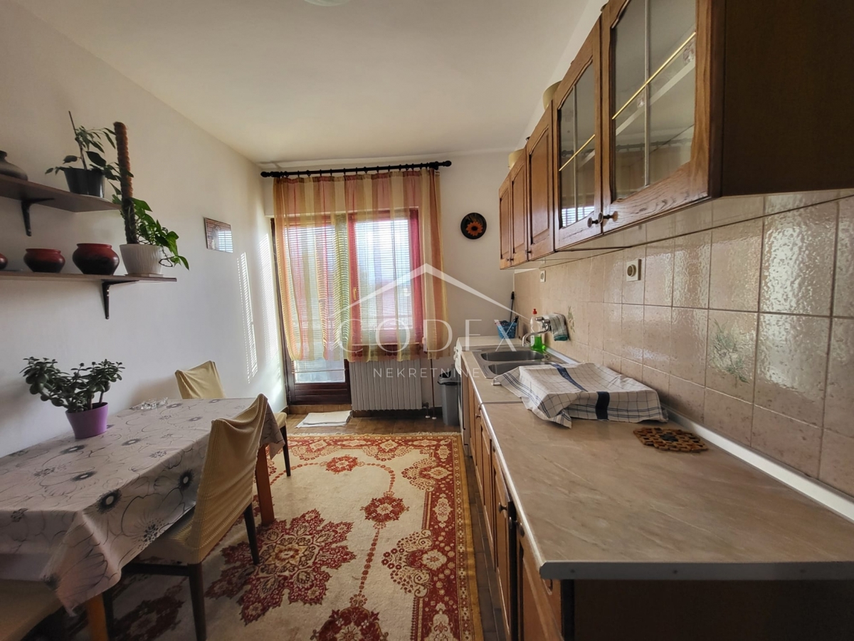 Karlovac – prodaja hiše s 3 stanovanji in veliko parcelo