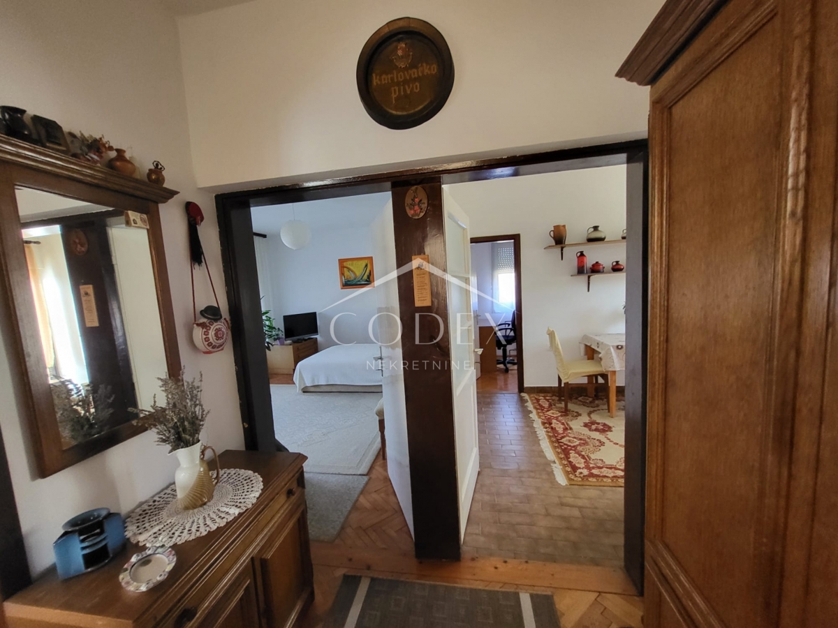 Karlovac – prodaja hiše s 3 stanovanji in veliko parcelo