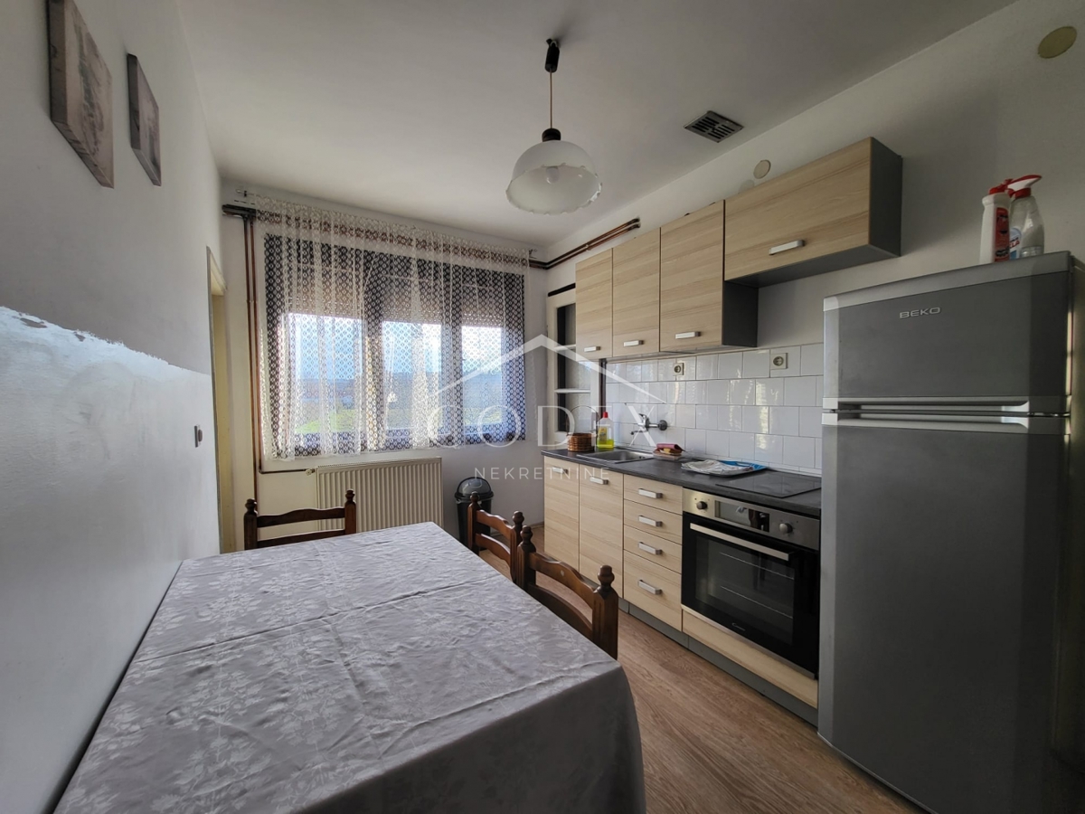 Karlovac – prodaja hiše s 3 stanovanji in veliko parcelo