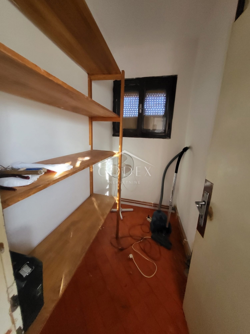 Karlovac – prodaja hiše s 3 stanovanji in veliko parcelo